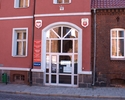 Zdjęcie przedstawia wejście do budynku, w którym mieści się Posterunek Policji                                                                                                                          