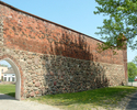 Zdjęcie przedstawia fragment murów obronnych w Goleniowie.                                                                                                                                              