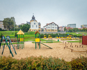Na zdjęciu widać elementy wyposażenia placu zabaw, znajdującego się w Sportowej Dolinie w centrum Koszalina.                                                                                            