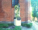Zdjęcie przedstawia pomnik Marcina Dunina znajdujący się przy Bazylice Konkatedralnej w Kołobrzegu.                                                                                                     