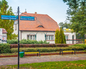Zdjęcie przedstawia budynek, w którym mieści się Biblioteka Publiczna Gminy w Mielnie.                                                                                                                  