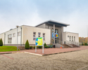 Zdjęcie przedstawia budynek Hali Sportowej przy Centrum Edukacji Sportu i Rekreacji w Bobolicach.                                                                                                       