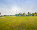 Zdjęcie przedstawia zielone tereny Kompleksu Sportowego Orlik w Bobolicach.                                                                                                                             