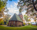 Zdjęcie przedstawia budynek kościoła filialnego pw. Matki Boskiej Królowej Polski w Iwiecinie.                                                                                                          
