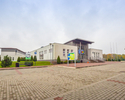 Zdjęcie prezentuje kompleks budynków, wchodzących w skład Centrum Edukacji Sportu i Rekreacji w Bobolicach.                                                                                             
