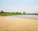 Zdjęcie przedstawia plażę, położoną przy miejskim kąpielisku w Wodnej Dolinie w Koszalinie.                                                                                                             
