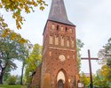 Zdjęcie przedstawia budynek kościoła filialnego pw. Matki Boskiej Królowej Polski w Iwiecinie.                                                                                                          