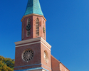 Na zdjęciu widnieje kościół w Łobzie.                                                                                                                                                                   