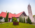 Zdjęcie przedstawia kościół parafialny pw. Matki Bożej Częstochowskiej w Zegrzu Pomorskim.                                                                                                              