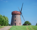 Zdjęcie przedstawia wiatrak holenderski w Poradziu.                                                                                                                                                     