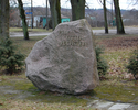 Zdjęcie przedstawia Kamień Pamięci Ottona Puchsteina.                                                                                                                                                   