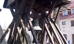 Drewniana dzwonnica kozłowa