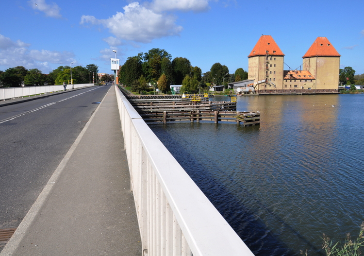 Obrotowy most zwodzony i elewator zbożowy w Wolinie