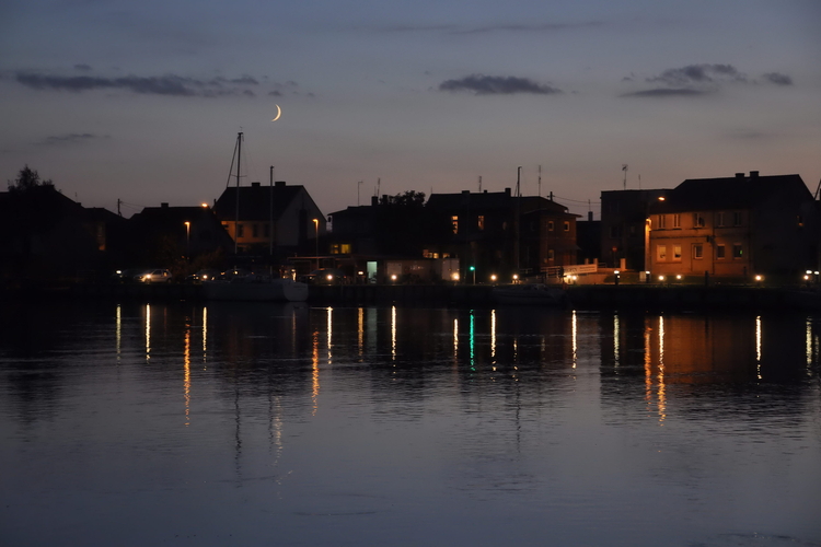 Wolin - wieczorna panorama miasta ze wscodniego brzegu Dziwny