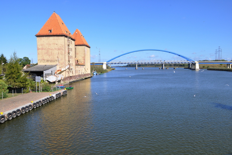 Elewator zbożowy i most nad cieśniną Dziwną w Wolinie