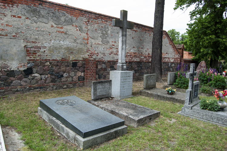 Cmentarz przykościelny w Troszynie