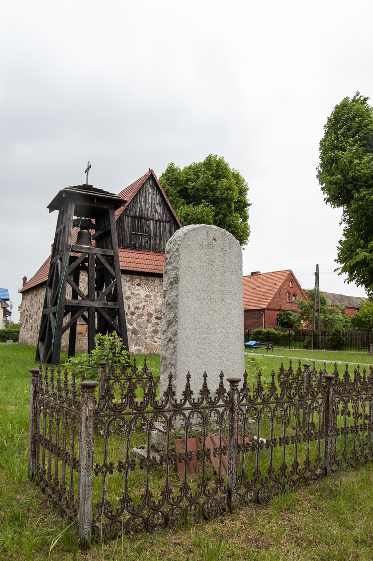Cmentarz przykościelny i pomnik w Mielenku Gryfińskim