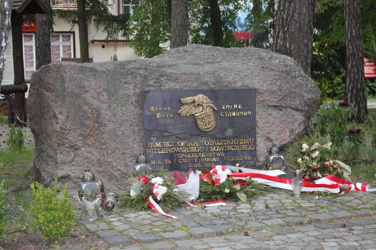 Pomnik_ofiar_totalitaryzmu_hitlerowskiego_i_sowieckiego