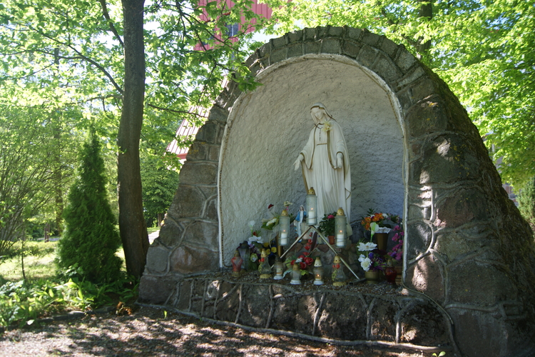 Grota z posągiem Najświętszej Marii Panny