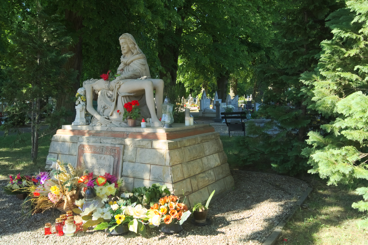 Pieta na cmentarzu w Sławnie