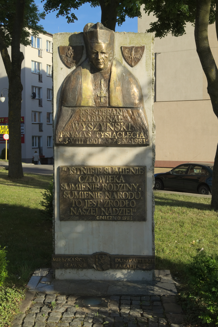 Pomnik ks. kard. S. Wyszyńskiego w Sławnie