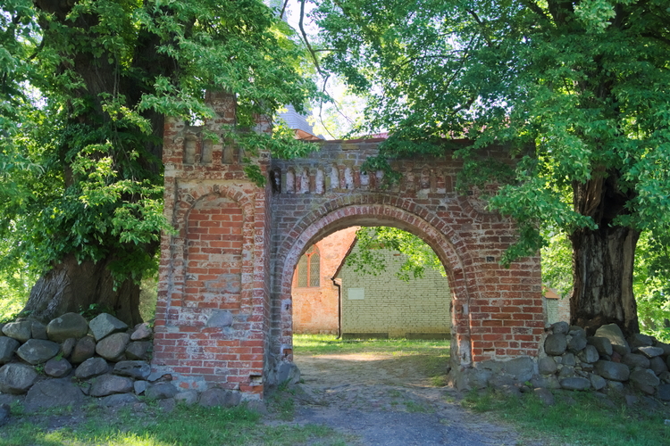 Gotycka brama cmentarna przy kościele pw. Zwiastowania Najświętszej Maryi Panny w Łącku
