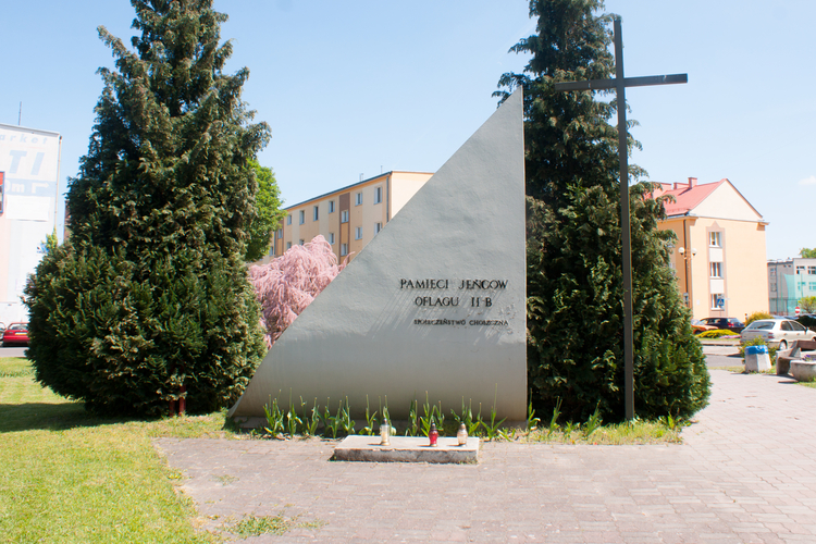  Pomnik pamięci jeńców oflagu II B Arnswalde  zwany Pomnikiem: Odwrócona Karta Historii