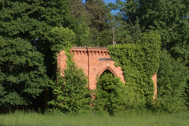 Kaplica cmentarna w miejscowości Pomień 