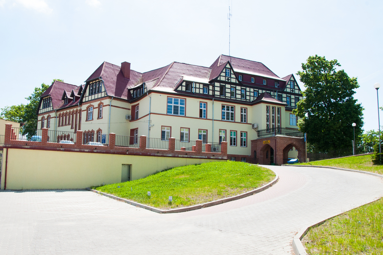 Budynki Zespołu  Szpitalnego w Choszcznie  z podjazdem.