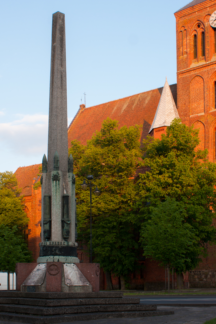 Pomnik  Zwycięstwa wzniesiony dla uczczenia poległych w walce o Choszczno żołnierzy 2 Armii Pancernej z I Frontu Białoruskiego.
