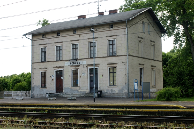 Dworzec kolejowy w Rębuszu