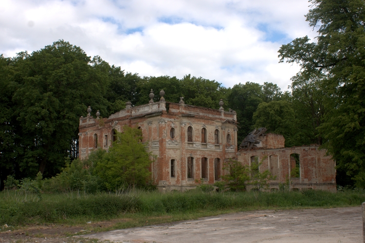 Ruina pałacu w Sarniku 
