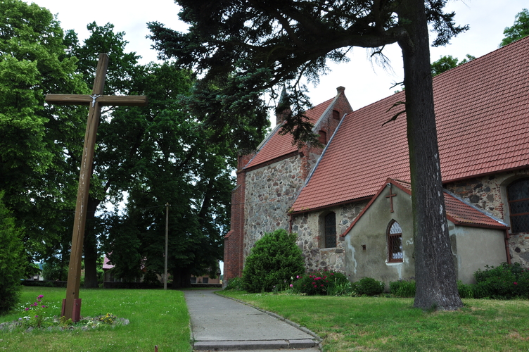 3. Kościół w Bądkowie - podwórze