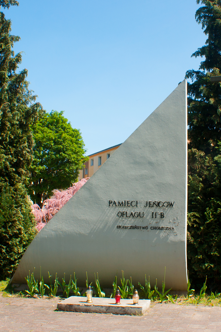  Pomnik pamięci jeńców oflagu II B Arnswalde  zwany Pomnikiem: Odwrócona Karta Historii.