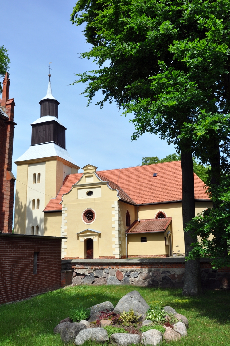 2.Kościół parafialny pw. św. Stanisława Kostki