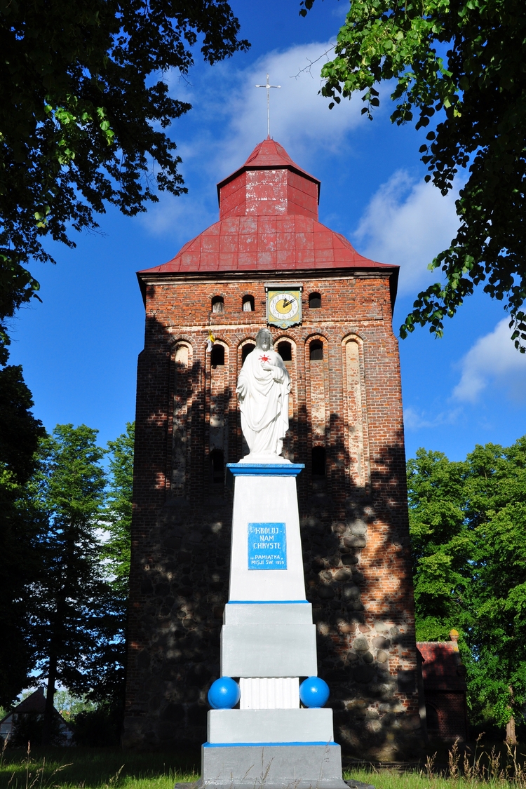 Kościół wraz z pomnikiem