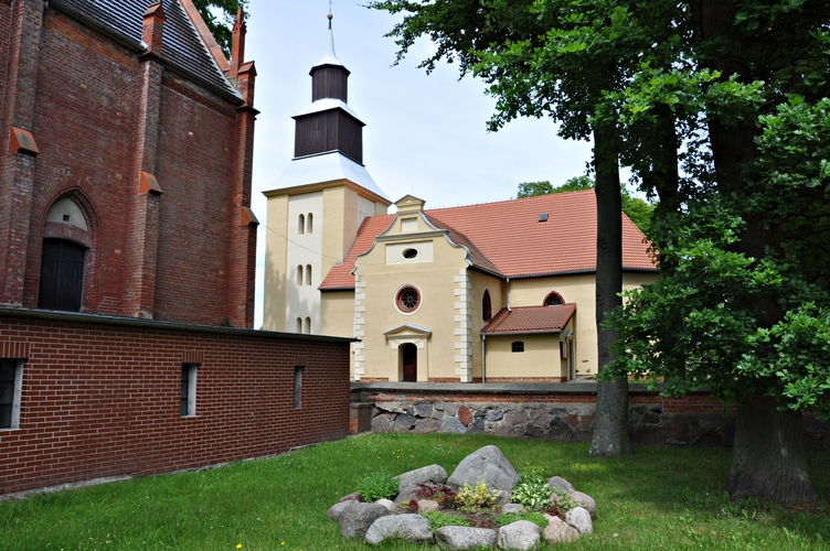1.Kościół parafialny pw. św. Stanisława Kostki