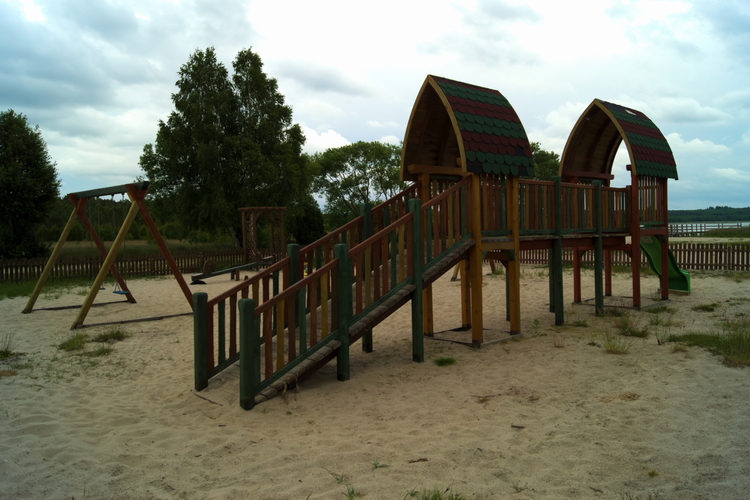 Plac zabaw dla dzieci nad jeziorem Łętowskim