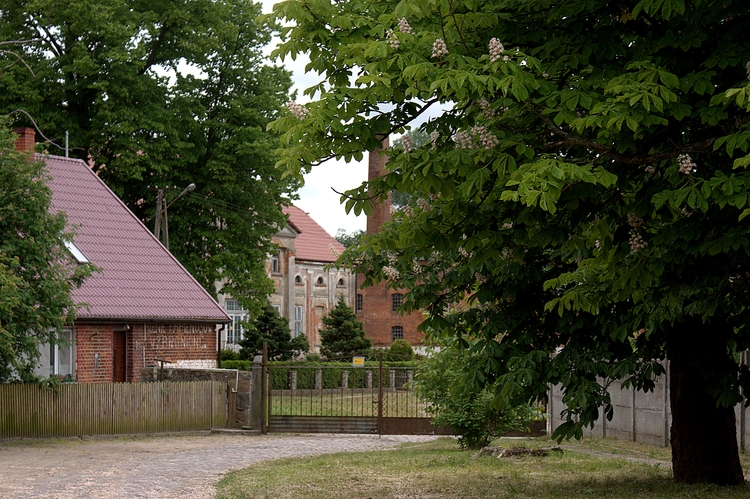 Pałac w miejscowości Przybysław  - widok zza bramy