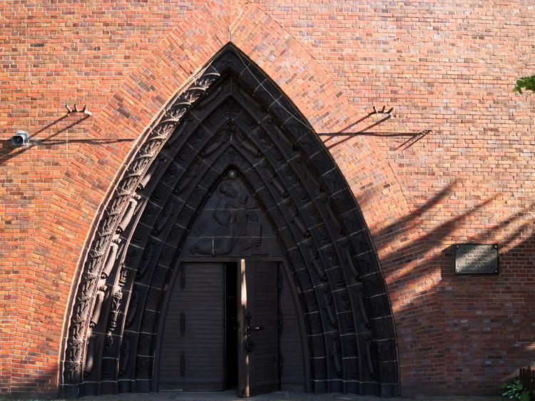 Portal wejściowy do kościoła pw. św Antoniego w Sławnie