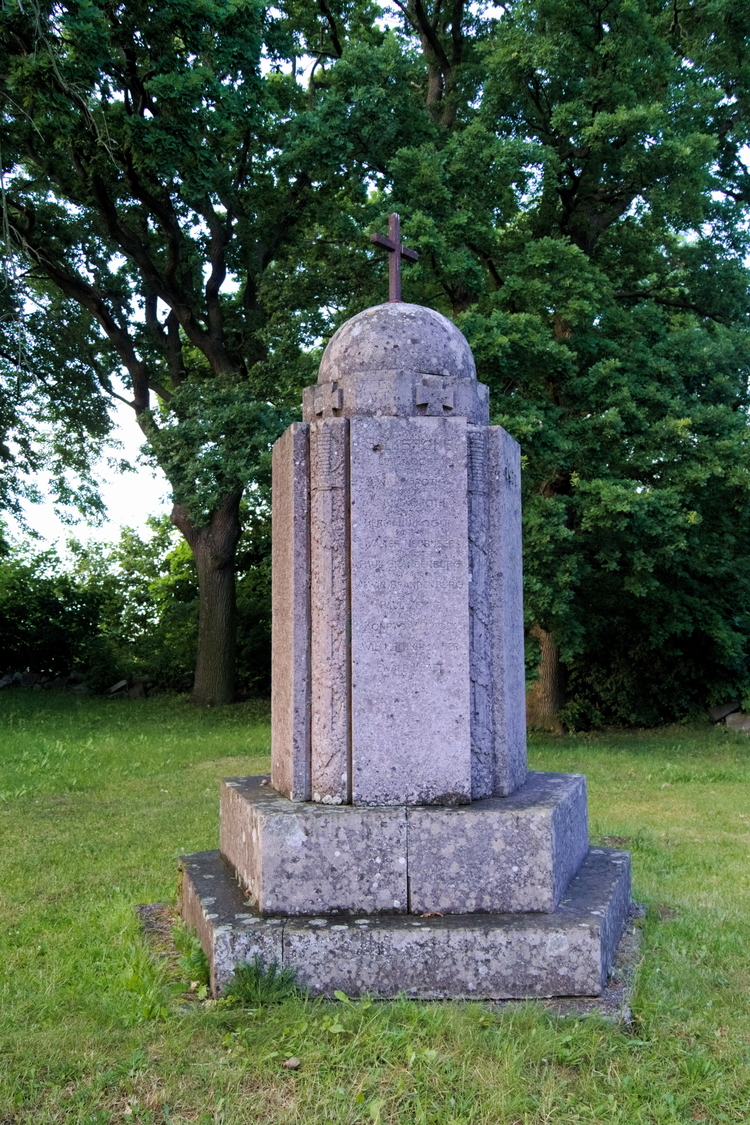 Pomnik poświęcony poległym podczas I wojny światowej przy kościele pw. św. Stanisława Kostki w Cisowie