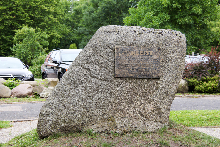 The_obelisk_commemorating_Ewald_von_Kleist_EN