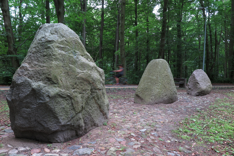 Półokrąg kamienny "Megalit"