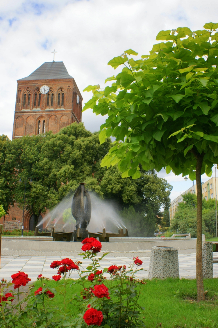 Fontanna na Placu Jana Pawła II w centrum Choszczna .