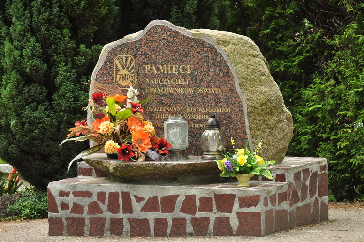 Obelisk poświęcony pamięci nauczycieli i pracowników oświaty Ziemi Myśliborskiej
