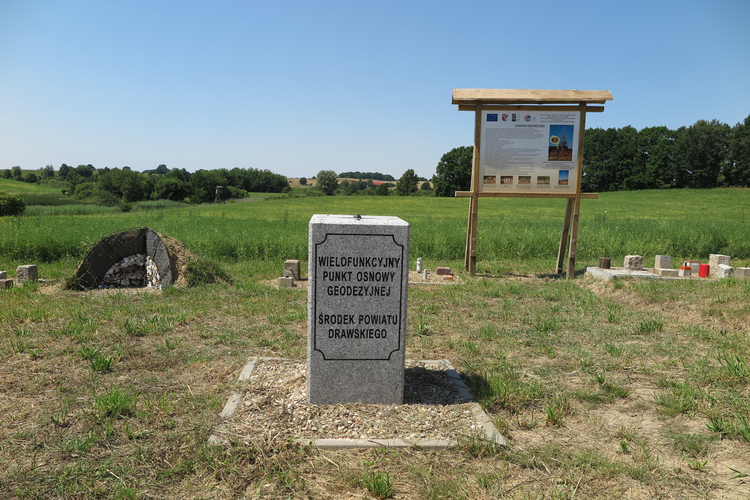 Obelisk Środek Powiatu Drawskiego