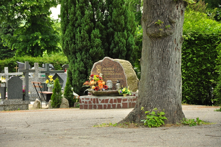 Obelisk poświęcony pamięci nauczycieli i pracowników oświaty Ziemi Myśliborskiej