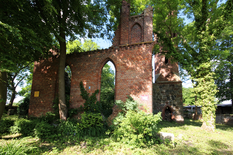 Ruiny kościoła w Karwowie