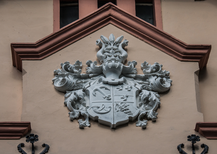 Pałac rodziny von Schroeder - herb umieszczony na ścianie pałacu 