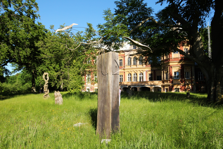 Rzeźby przy pałacu w Karsznie